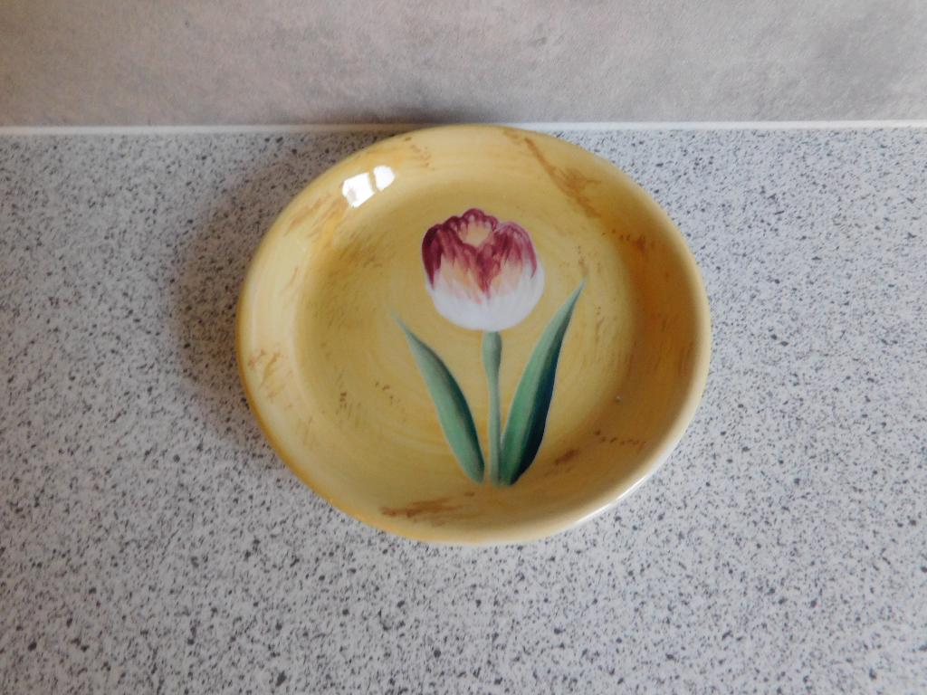 Bord 11 cm. Tulp Vic's Handpainted, Ophalen of Verzenden, Zo goed als nieuw, Bord(en), Overige stijlen