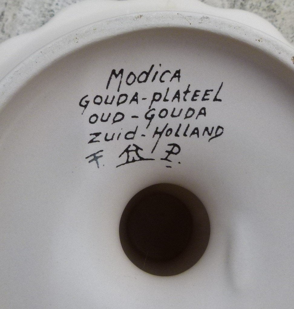 Modica Gouda Plateel Oud Gouda Schaal op bewerkte voet, Antiek en Kunst, Antiek | Keramiek en Aardewerk, Ophalen of Verzenden