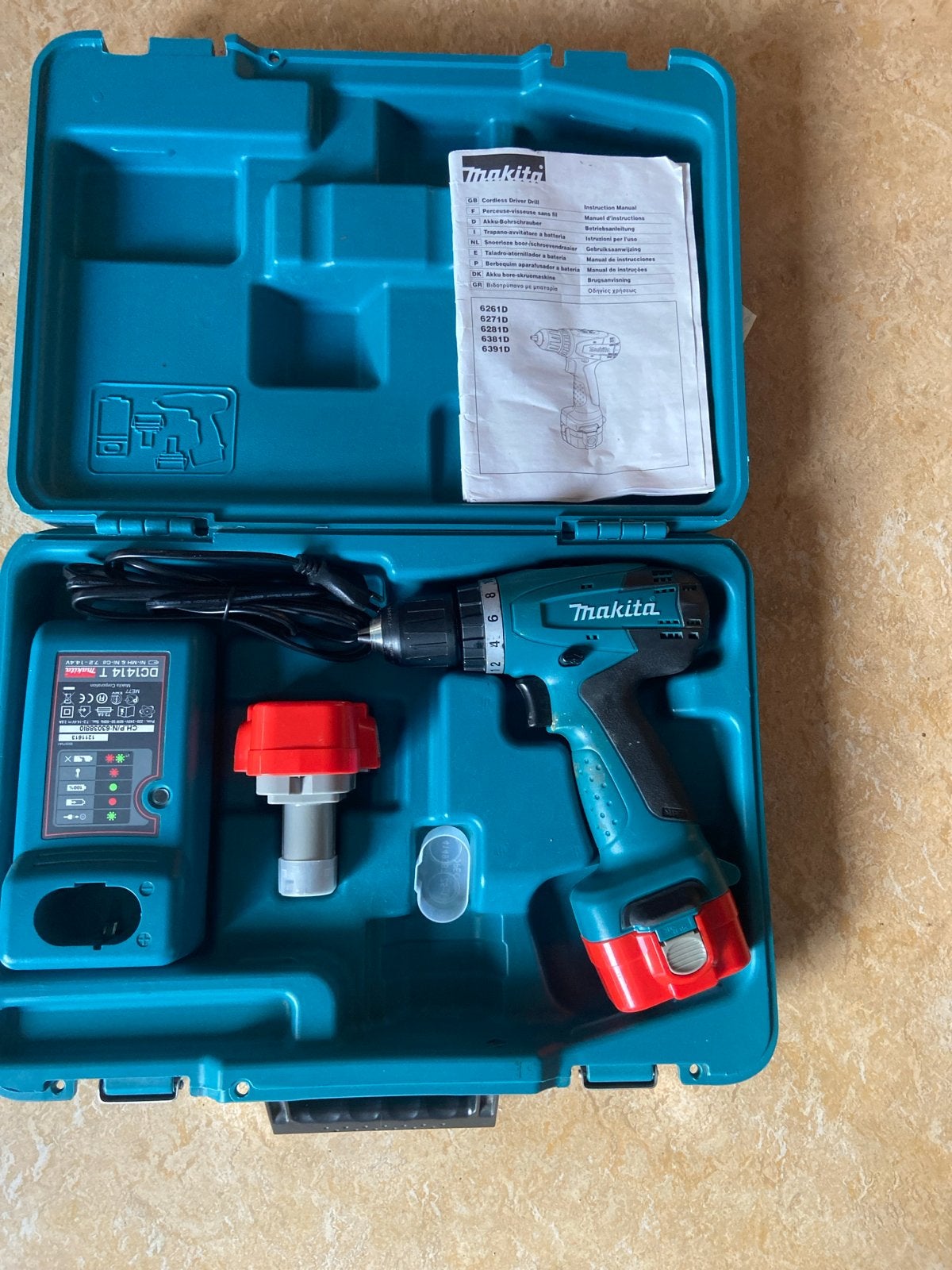 Makita Boor- en Schroefmachine  Oplader en Koffer, Ophalen, Gebruikt, Variabele snelheid, Boor- en Schroefmachine