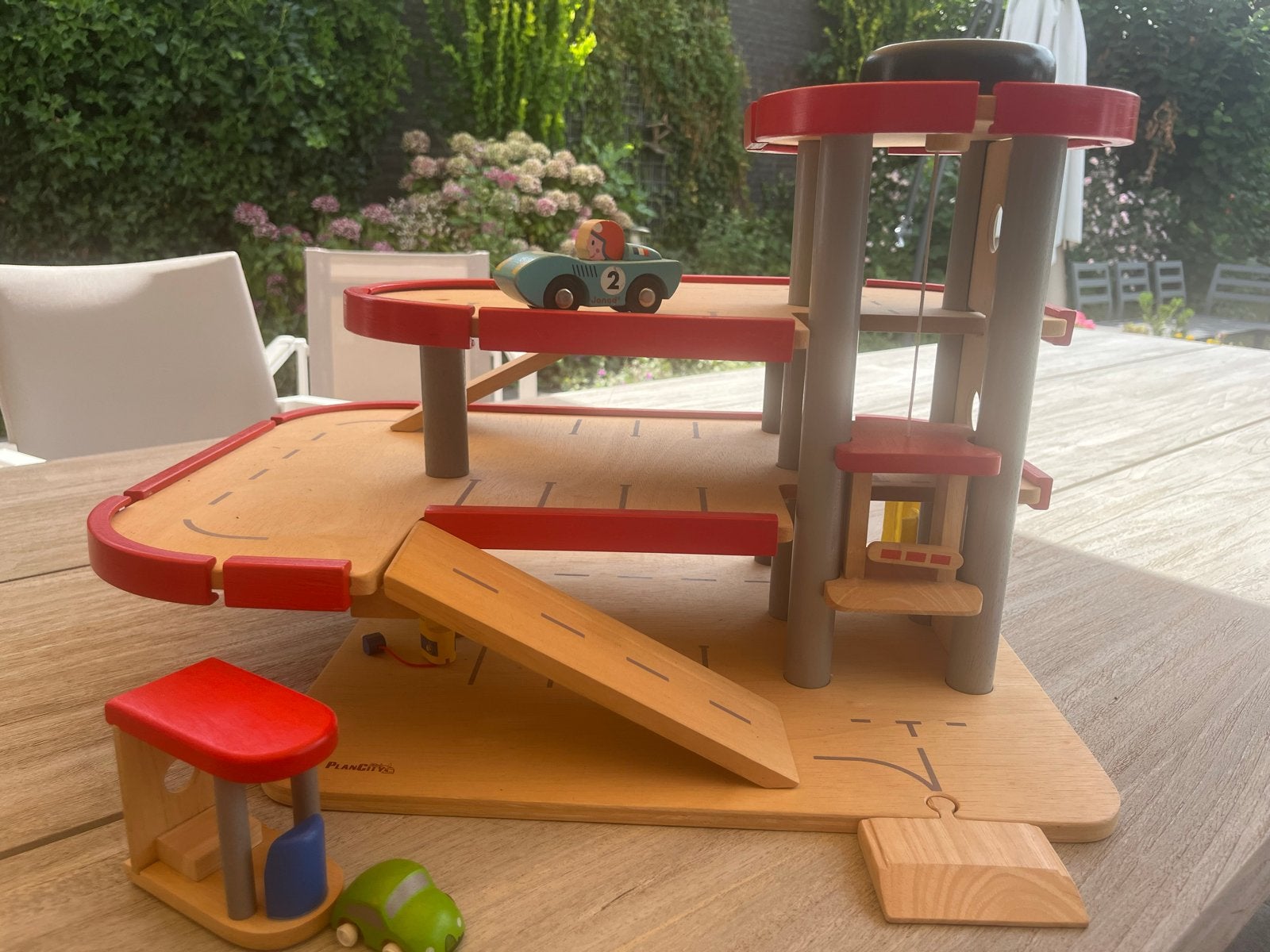 Houten speelgoed garage PlanCity met accessoires, Kinderen en Baby's, Speelgoed | Houten speelgoed, Ophalen, Zo goed als nieuw