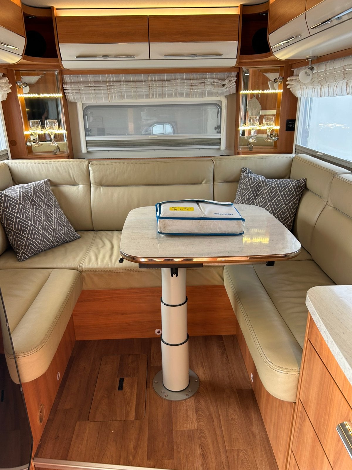Foto 19 van Hymer B 534 DL Integr.Camper met autom.motor airco als nieuw
