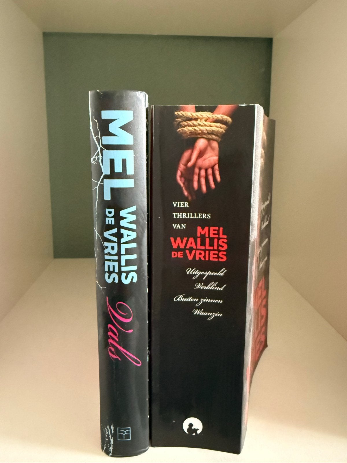 Mel Wallis de Vries - 5 thrillers: omnibus en Vals, Boeken, Ophalen of Verzenden, Gelezen, Nederland