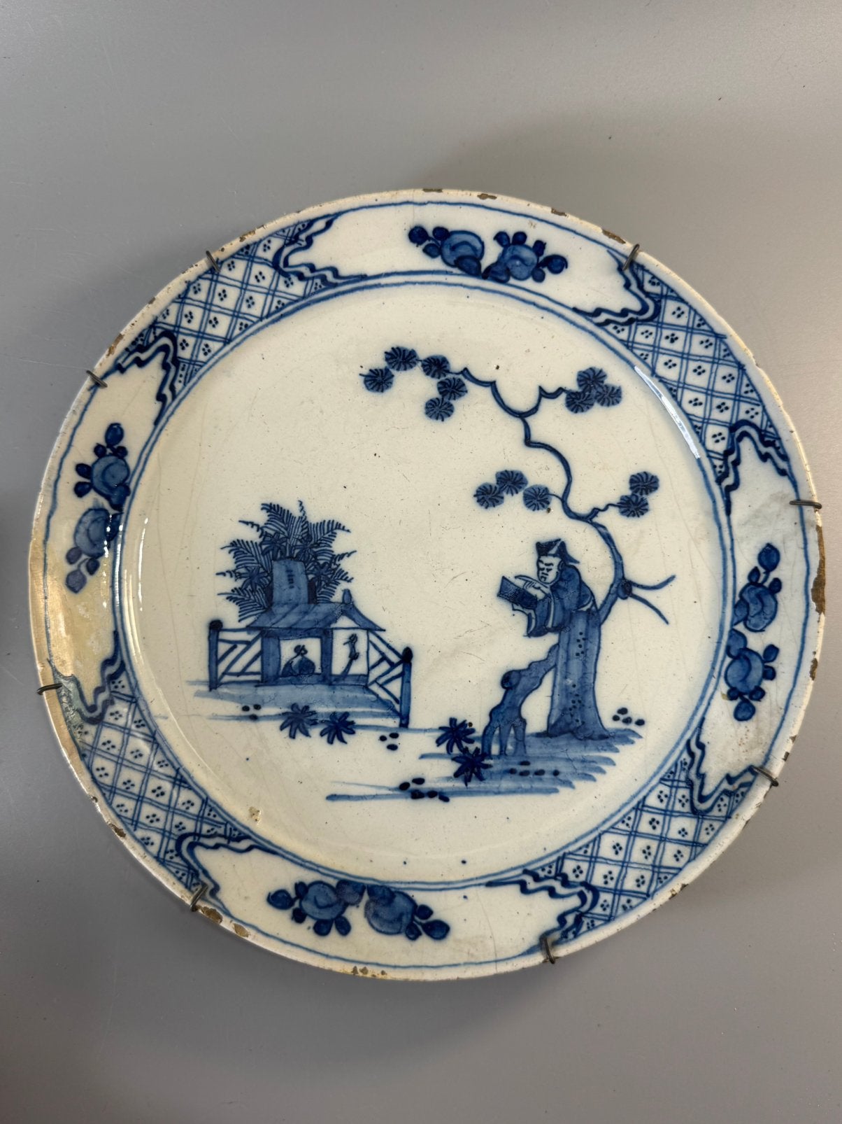 laat-17e-eeuws Delfts blauw-wit Chinoiserie bord,, Antiek en Kunst, Ophalen of Verzenden