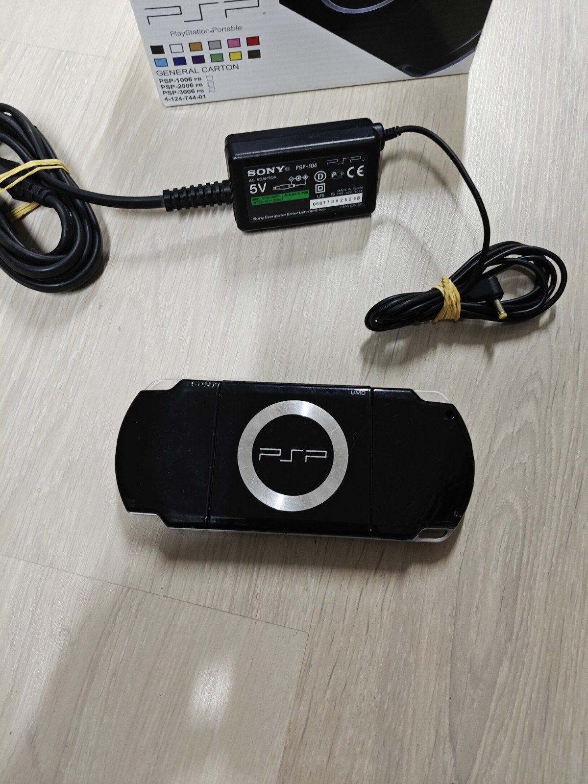 Sony PSP 2000 Zwart met oplader en doos, Gebruikt, 1-7-1 Konan, Minato-ku, Tokyo 108-0075, Japan, Ophalen of Verzenden, Sony Corporation