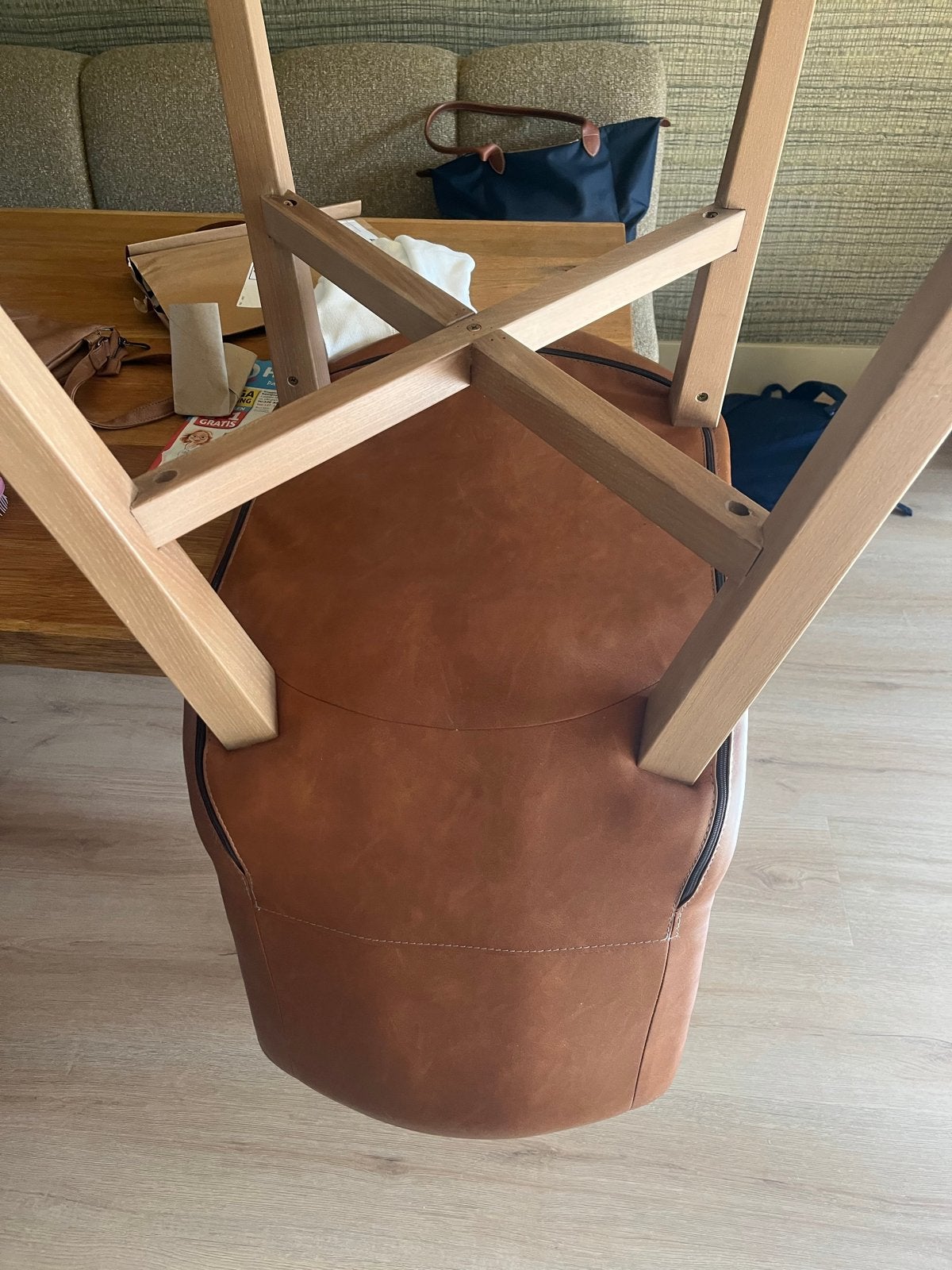 Leren eetkamerstoel met houten onderstel, Huis en Inrichting, Gebruikt, Bruin, Ophalen of Verzenden, Eén
