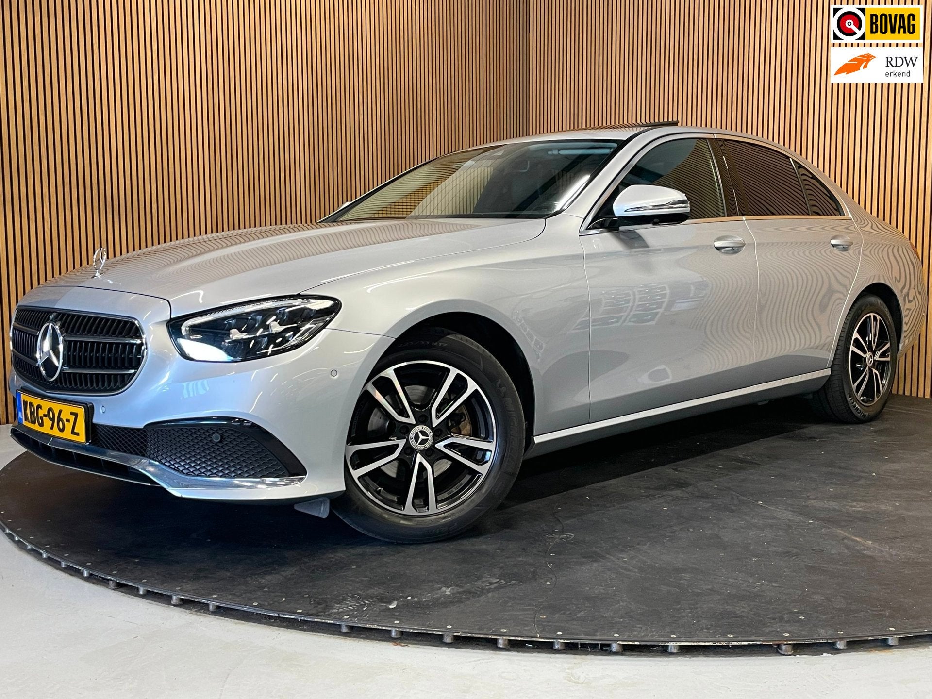 Mercedes-Benz E-klasse 220 d AMG Line|AUTOMAAT|PANO|VOLLEDER, Dealer onderhouden, Achterwielaandrijving, Gebruikt, 4 cilinders