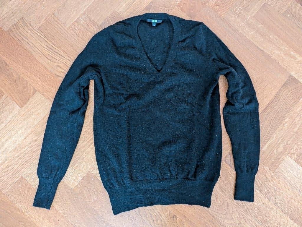 Nieuwe Zwarte Uniqlo V-Hals Trui van 100% Kasjmier Mt S, Kleding | Dames, Ophalen of Verzenden, Nieuw, Maat 36 (S), Zwart