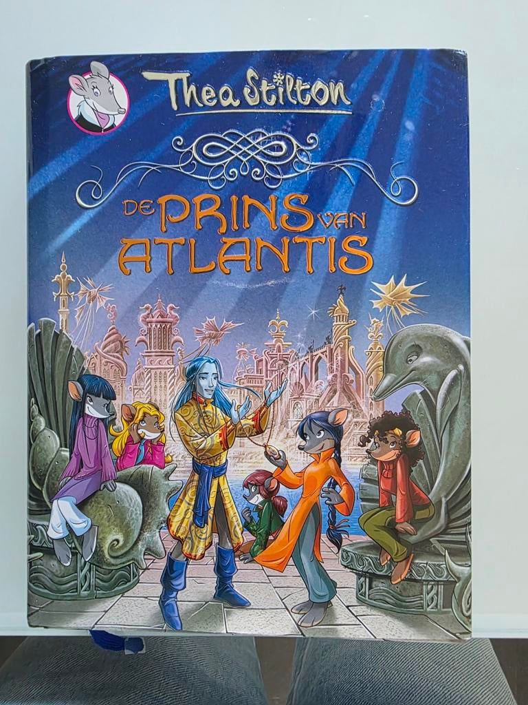Thea Stilton - De Prins van Atlantis (met speurlens), Boeken, Ophalen of Verzenden, Zo goed als nieuw, Thea Stilton, Fictie algemeen