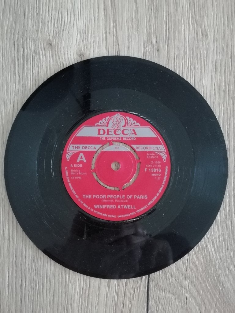 Winifred Atwell single The Poor People Of Paris, Ophalen of Verzenden, Gebruikt, 7 inch, Pop