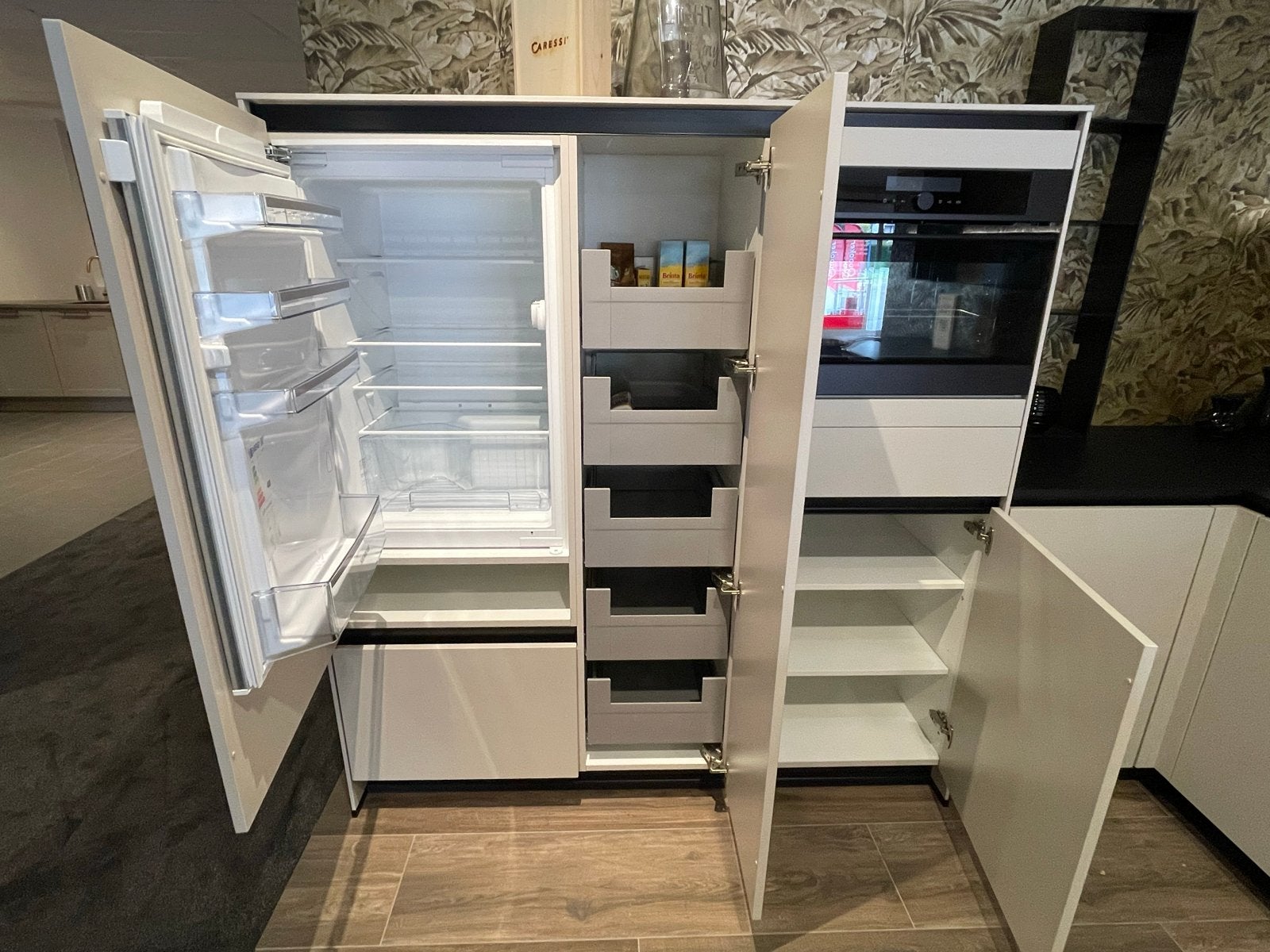 Moderne showroomkeuken met eiland en luxe apparaten, Huis en Inrichting, Keuken | Complete keukens, Ophalen, U-keuken, Wit, Zo goed als nieuw