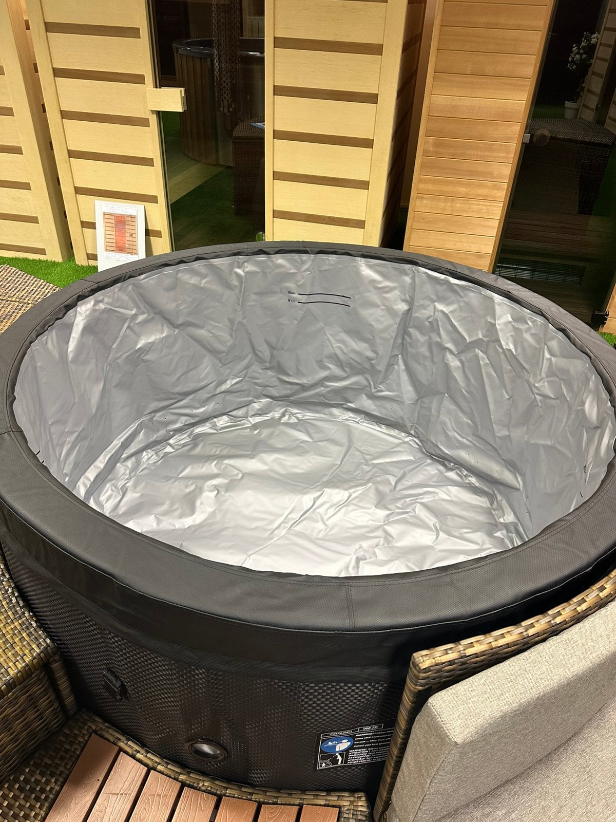 NETSPA VITA jacuzzi met rotan ombouw 800 liter 156X70 cm, Ophalen, Nieuw