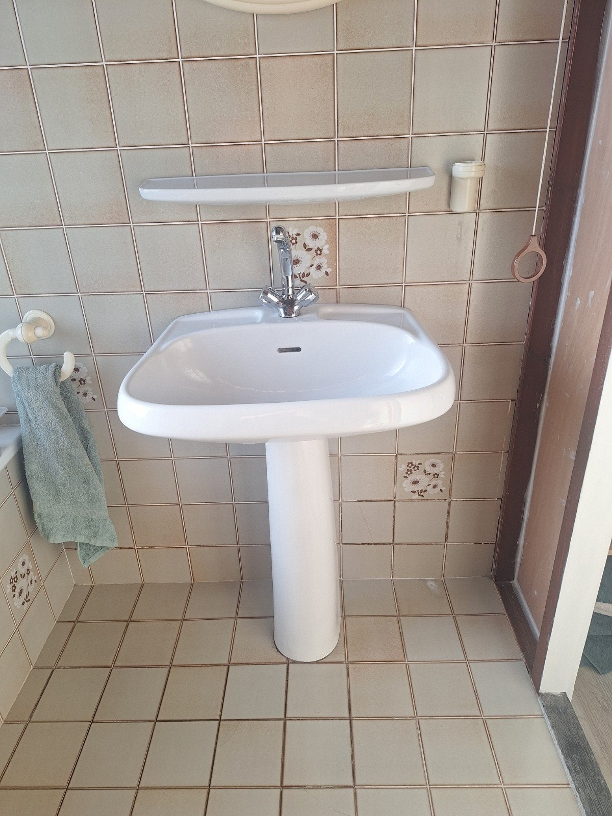 Karakteristieke wastafel uit de jaren '70, nog intact, Doe-het-zelf en Verbouw, Sanitair, Ophalen, Gebruikt, Steen, Wastafel