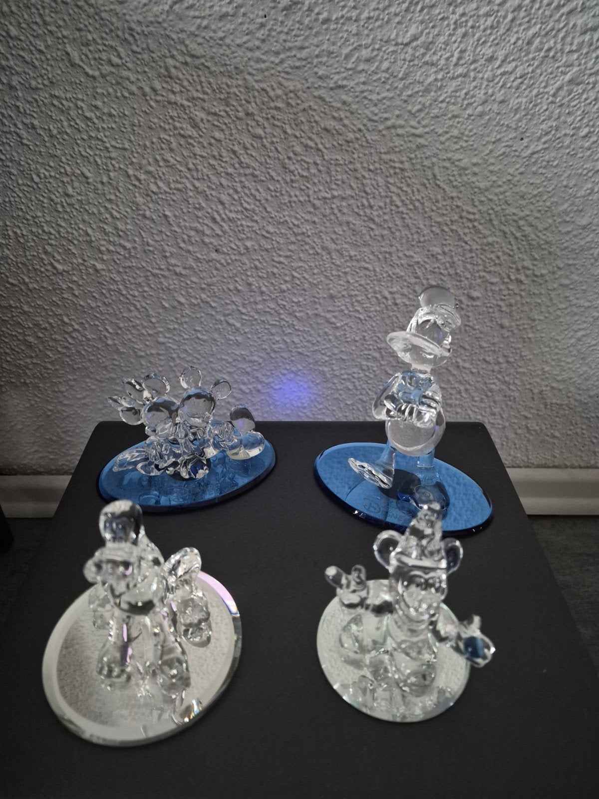 Set van 4 glazen disney Parijs glazen beeldjes, Verzamelen, Disney, Ophalen of Verzenden, Mickey Mouse, Zo goed als nieuw, Beeldje of Figuurtje