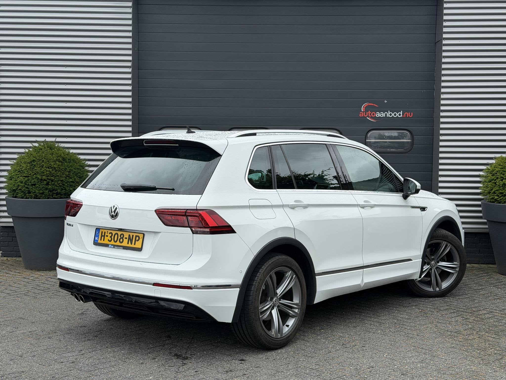 Volkswagen Tiguan 1.5 TSI DSG R-Line TIK IN MOTOR | Navigati, Auto's, Gebruikt, 150 pk, Wit, SUV of Terreinwagen