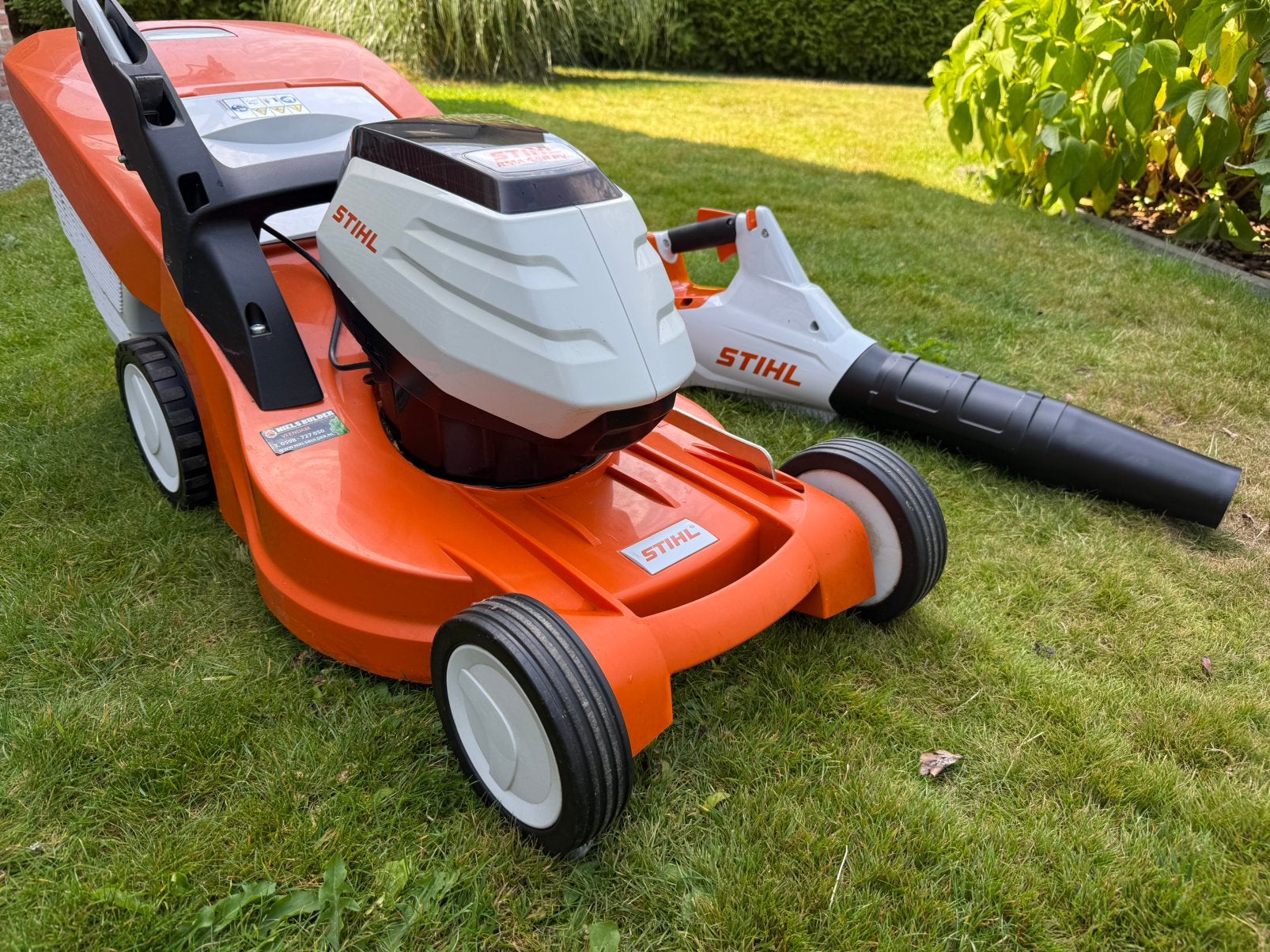 STIHL grasmaaier + bladblazer incl. accuset, Tuin en Terras, Ophalen, Zo goed als nieuw, 50 cm of meer