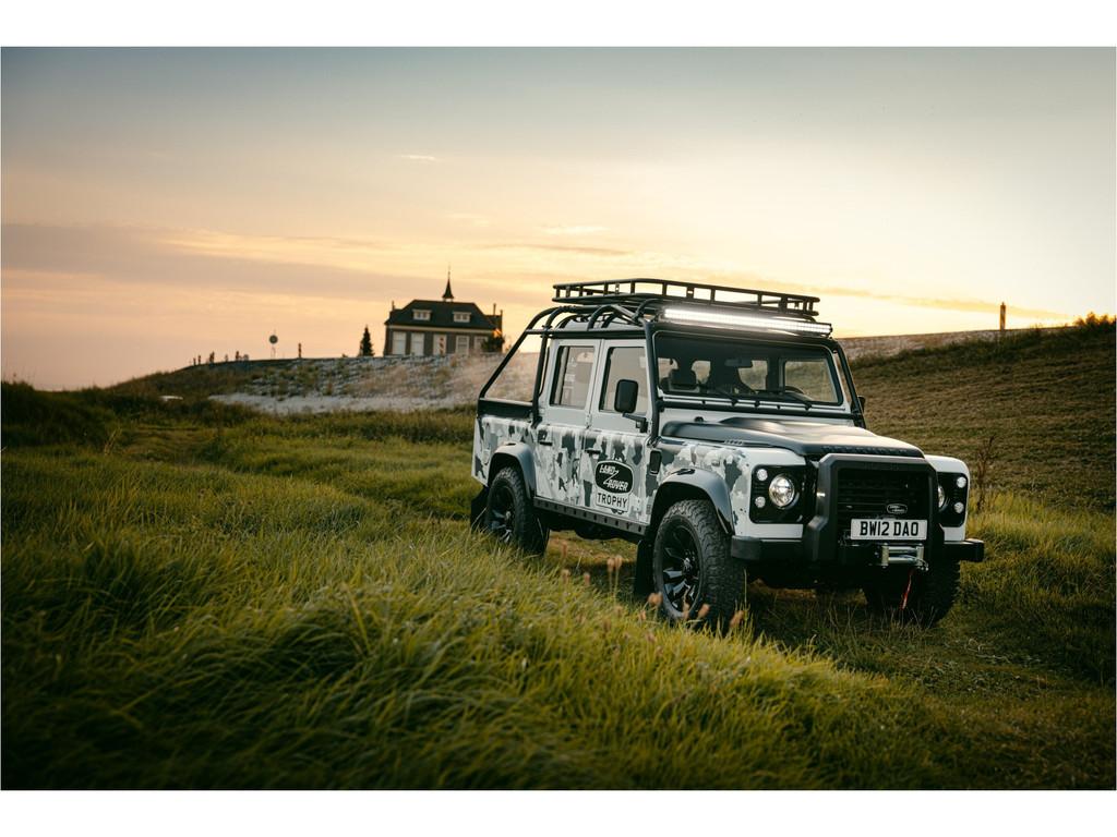 Land Rover Defender 110 Crew Cab TROPHY 2 Works V8, Auto's, 12 maanden, Gebruikt, Wit, Onderhoudsboekje