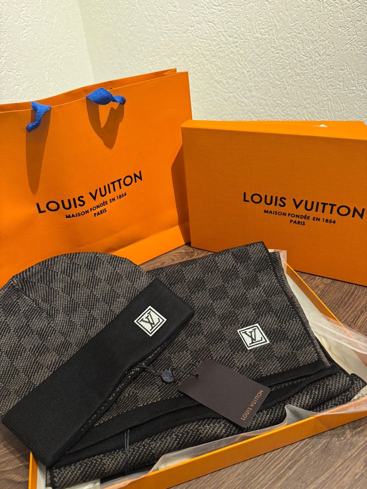 LV muts en sjaal set te koop!, Ophalen of Verzenden, Nieuw, Overige maten, Muts