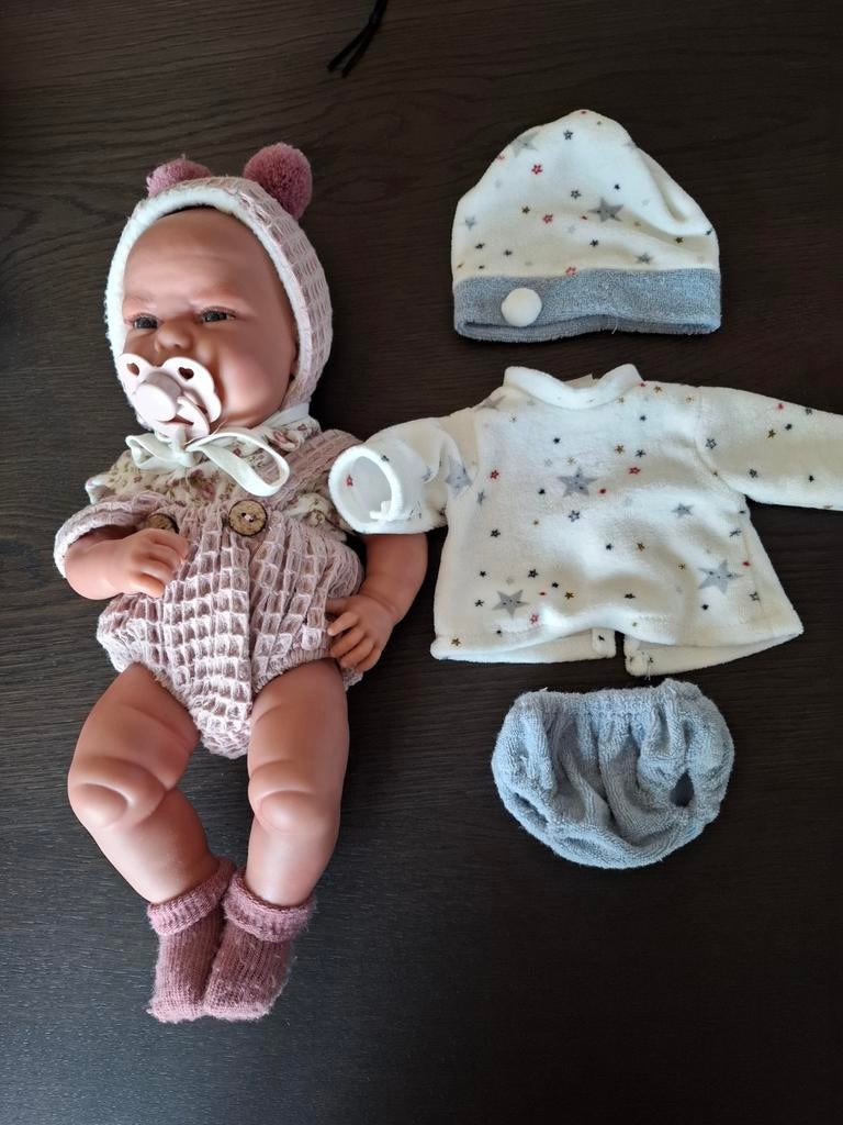 Realistische babypop met extra kleertjes en speen, Ophalen of Verzenden, Gebruikt, Babypop