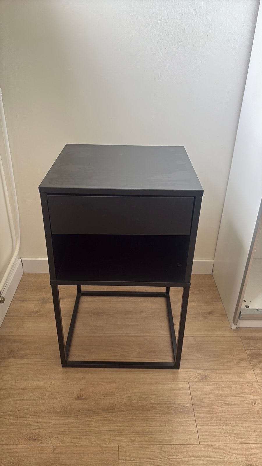 Vikhammer nachtkastje Ikea, Huis en Inrichting, Slaapkamer | Nachtkastjes, Ophalen, Minder dan 45 cm, Metaal of Aluminium, 55 tot 70 cm