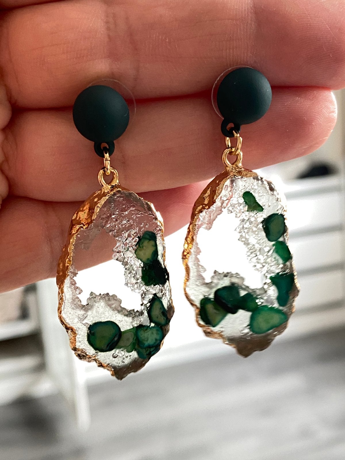 Leuke oorbellen met goud groene details, Verzenden, Zo goed als nieuw