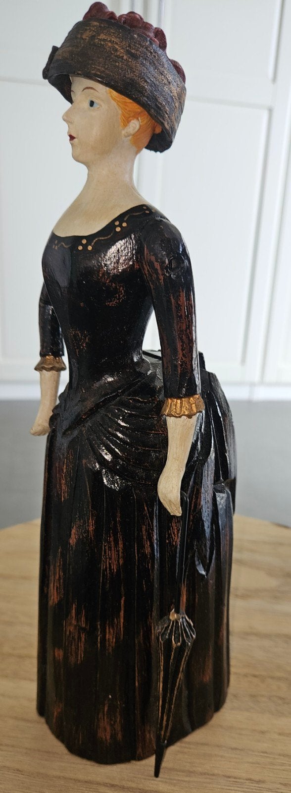 Houten beeldje victoriaanse dame met paraplu, Ophalen, Art nouveau, 20 - 50 cm, Beeld