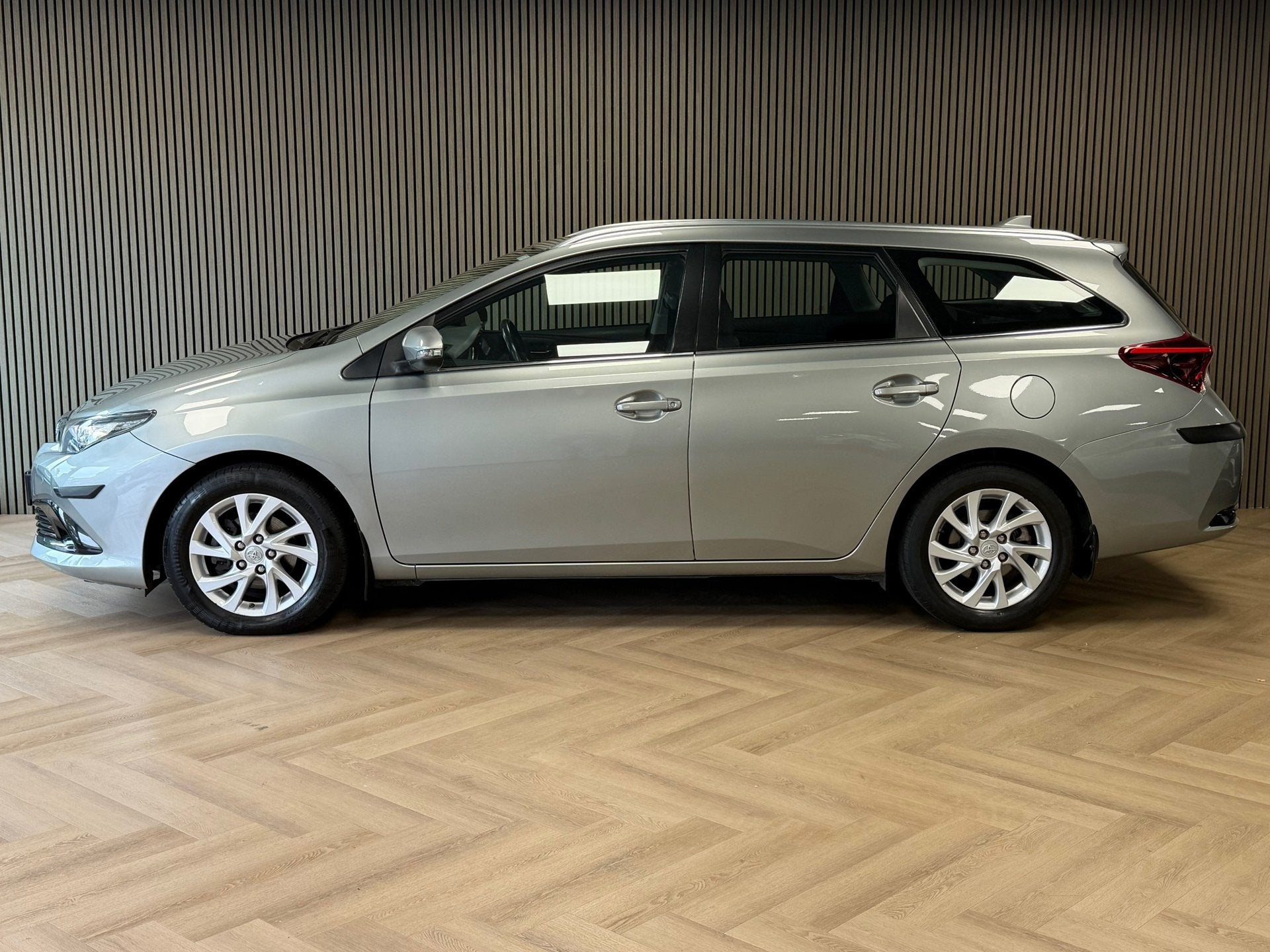 Toyota Auris Touring Sports 1.2T Aspiration TREKHAAK CAMERA, Auto's, Verwarmde buitenspiegels, Gebruikt, Euro 6, 4 cilinders