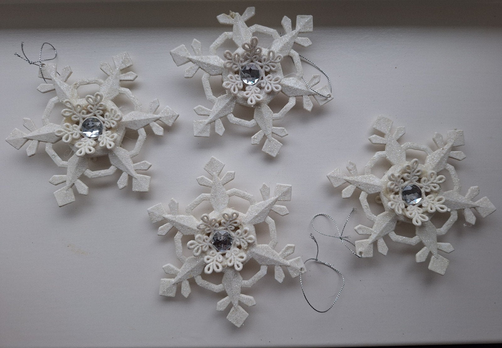 4 kersthangers - stervorm- wit met glitter- doorsnee 13,5 cm, Diversen, Kerst, Ophalen of Verzenden, Zo goed als nieuw