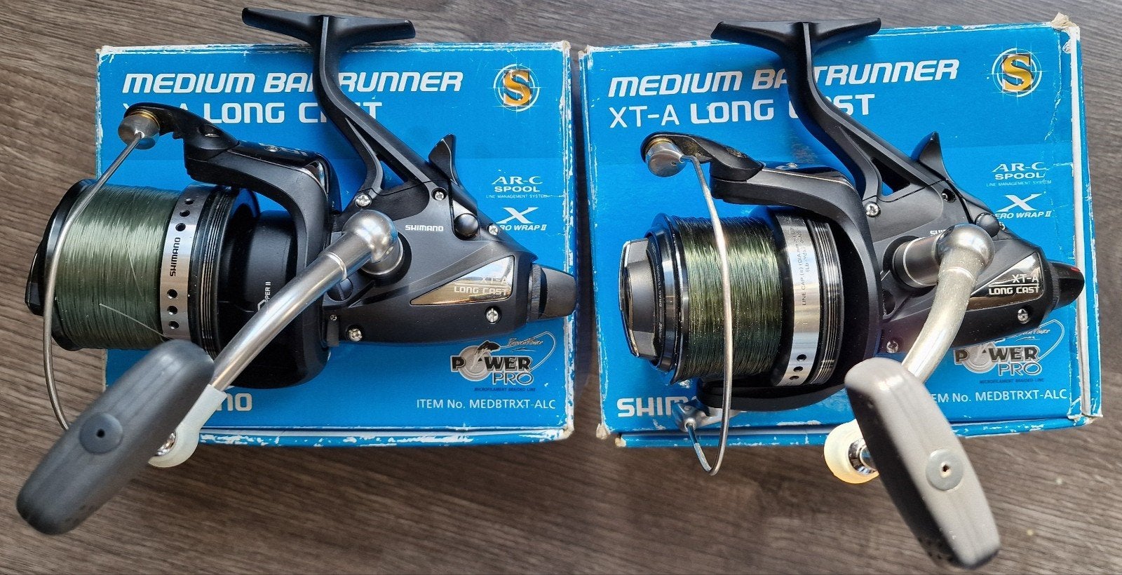 2 shimano baitrunner xt-a lc medium zgan., Ophalen, Zo goed als nieuw, Molen