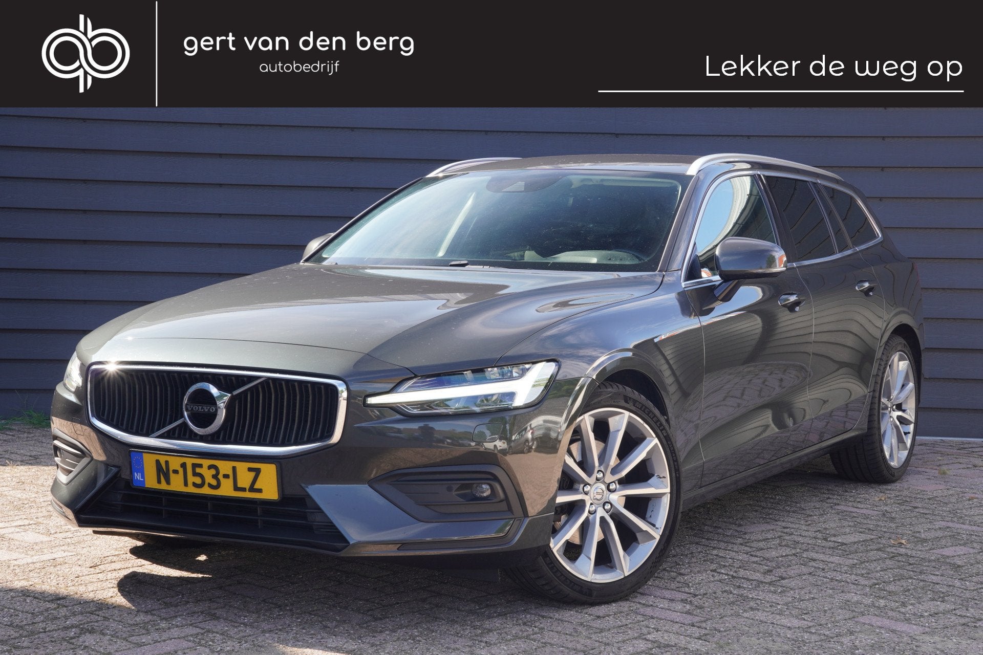 Volvo V60 2.0 D4 Momentum Pro - CARPLAY - LEDER - H&K - ADAP, Auto's, Gebruikt, Leder, Diesel, 22 km/l