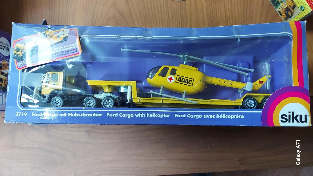 Siku 3719 Ford Cargo met helikopter ADAC - 2, Hobby en Vrije tijd, Modelauto's | 1:50, Ophalen of Verzenden, Zo goed als nieuw