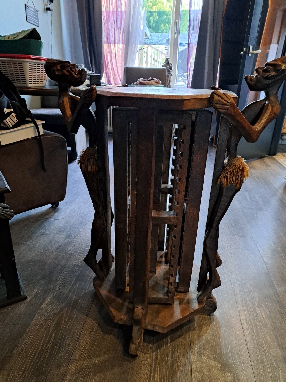 Unieke handgesneden houten tafel, cd rek met figuren, Antiek en Kunst, Ophalen of Verzenden