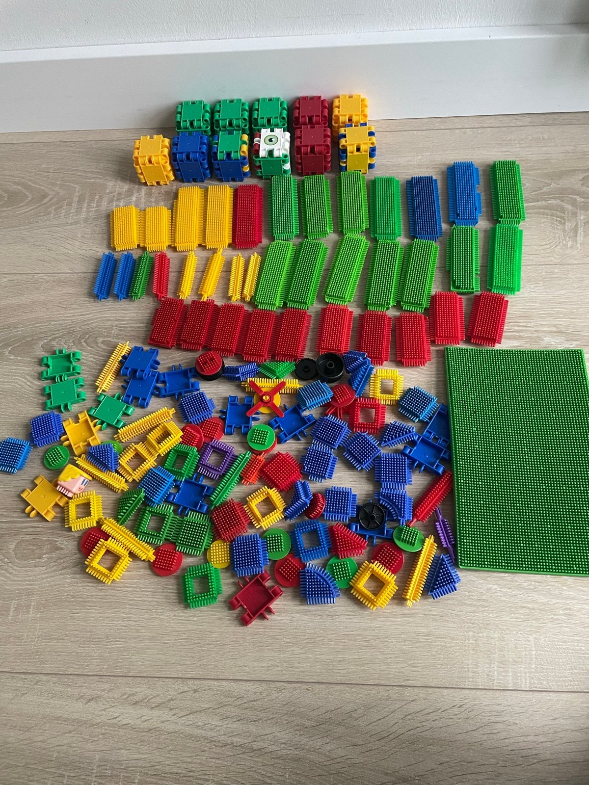 Grote set Nopper bouwblokken met grondplaat en wielen, Kinderen en Baby's, Speelgoed | Bouwstenen, Ophalen of Verzenden, Gebruikt
