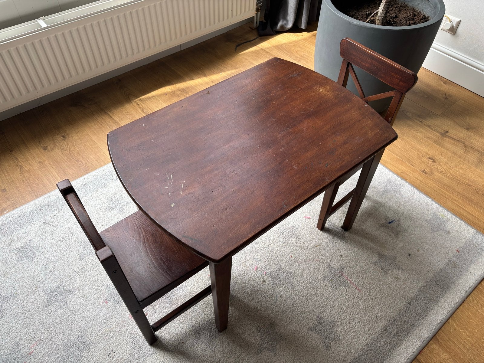 Houten kinderbureau met twee stoeltjes, Kinderen en Baby's, Kinderkamer | Tafels en Stoelen, Ophalen, Gebruikt, Tafel(s) en Stoel(en)