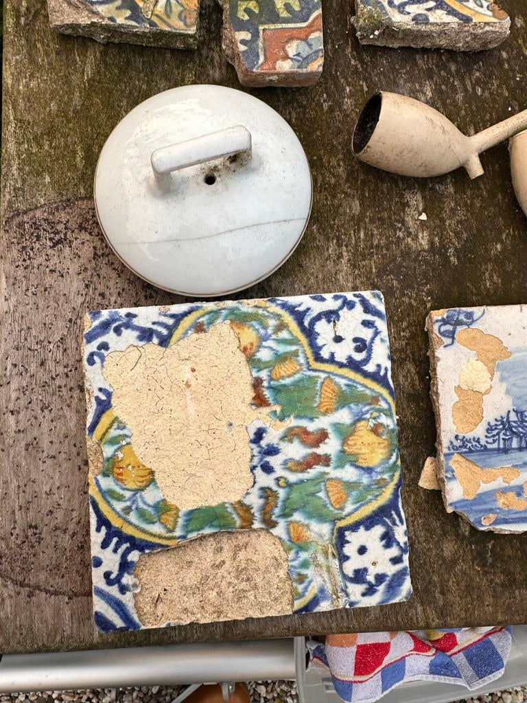 Bodemvondsten: Oude tegels, scherven, pijpekoppen, glas, Ophalen of Verzenden