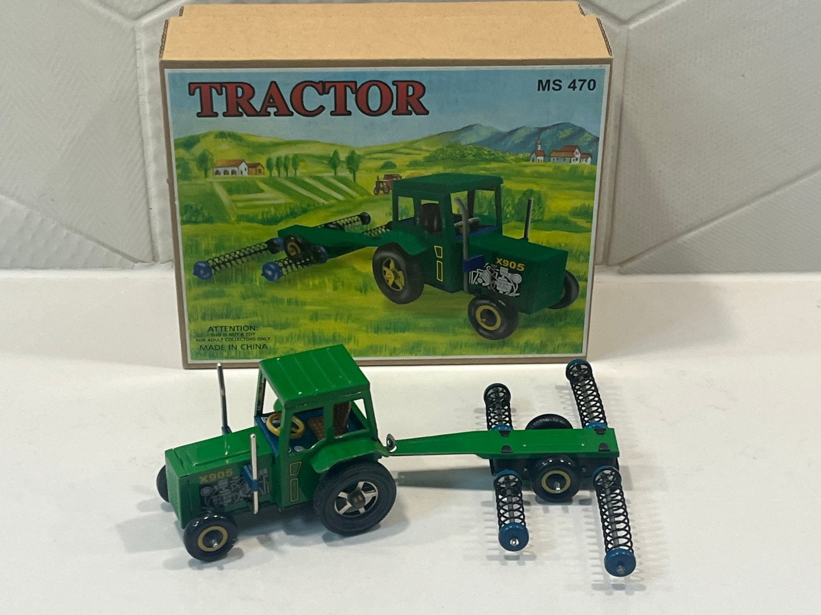 Blikken speelgoed Tractor X905 met Cultivator MS470 in Doos, Verzenden