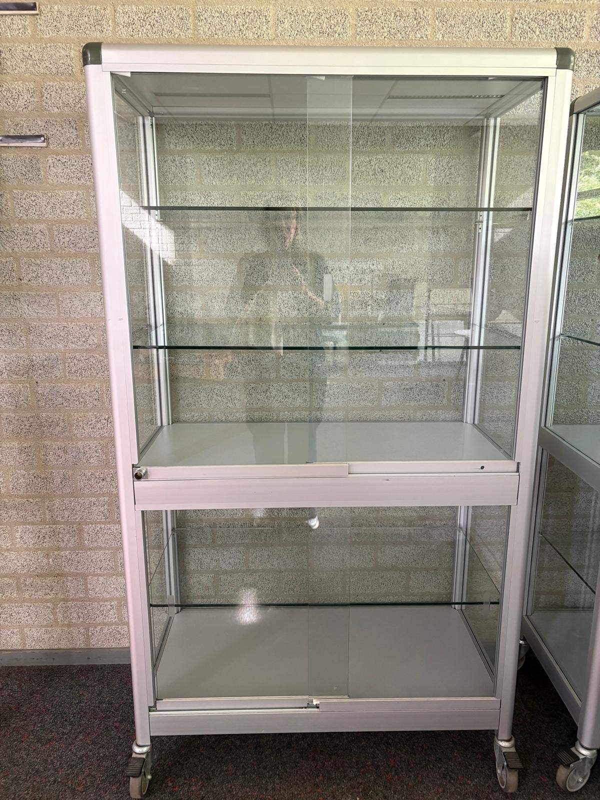 Glazen vitrinekast op wielen - Aluminium frame, Ophalen of Verzenden