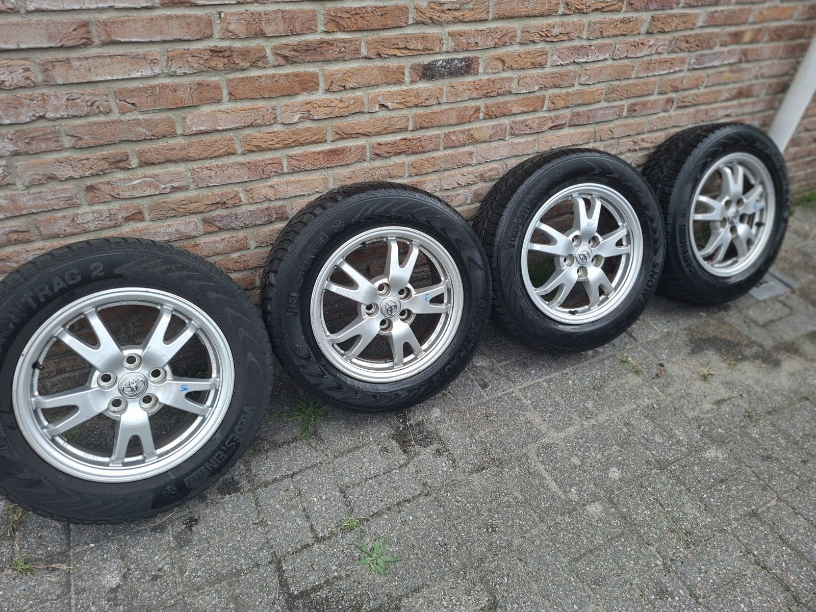 Toyota Prius 15 inch velgen met winterbanden, Ophalen