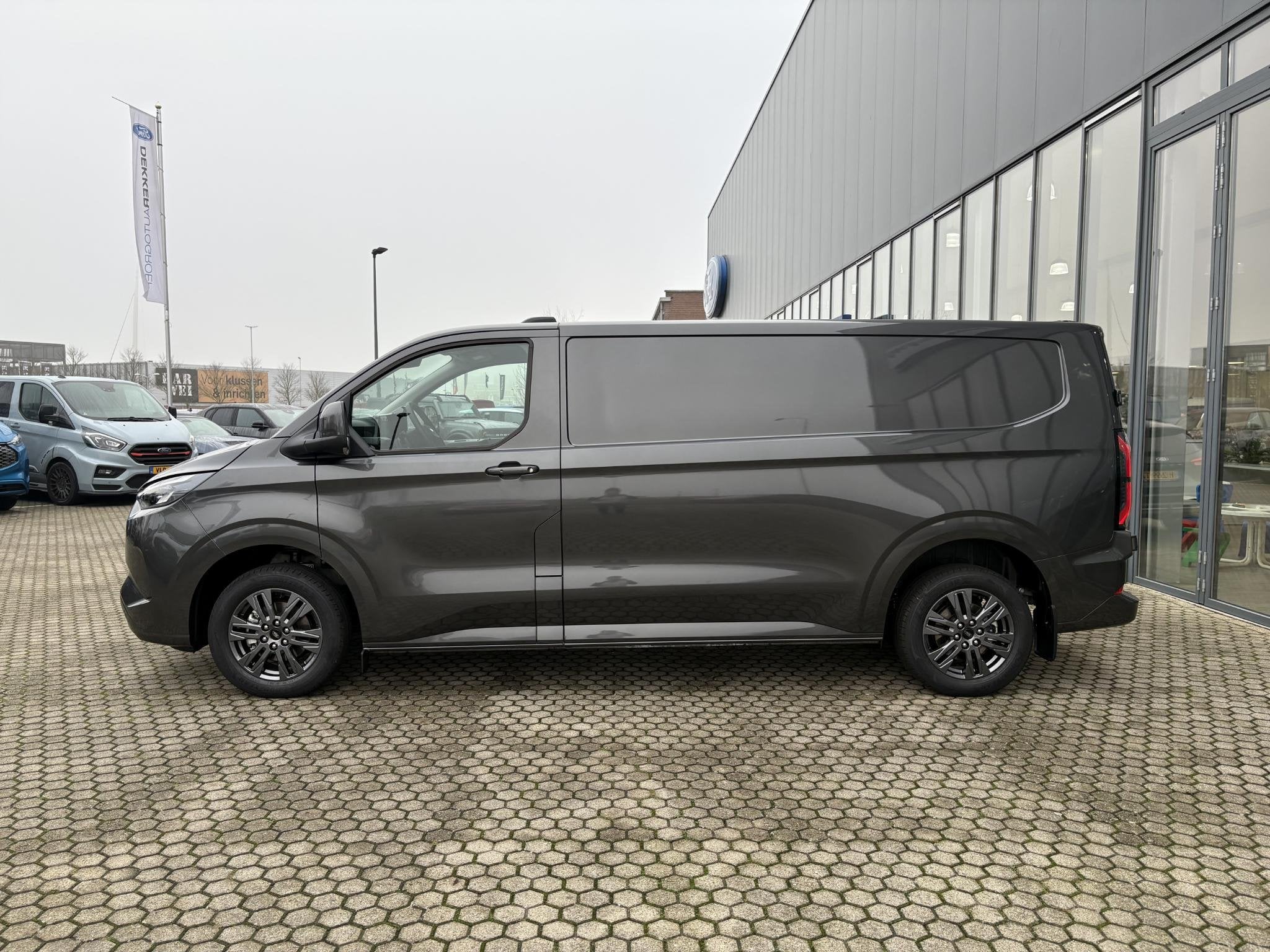 Ford E-Custom 320 L2H1 Limited 65 kWh DEMO I DRIVER ASSISTAN, Auto's, Automaat, Overige kleuren, 470 min, 2 stoelen