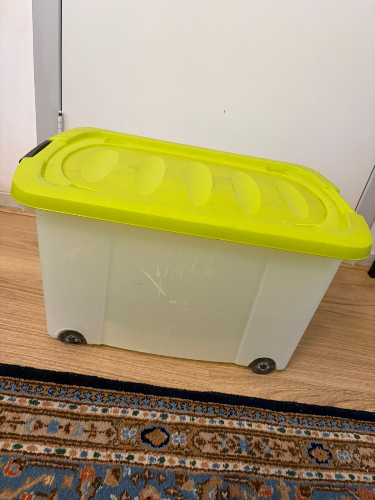 een opbergdoos maat L met wiel, Doe-het-zelf en Verbouw, Kratten en Dozen, Doos, Minder dan 35 cm, Ophalen of Verzenden, Zo goed als nieuw