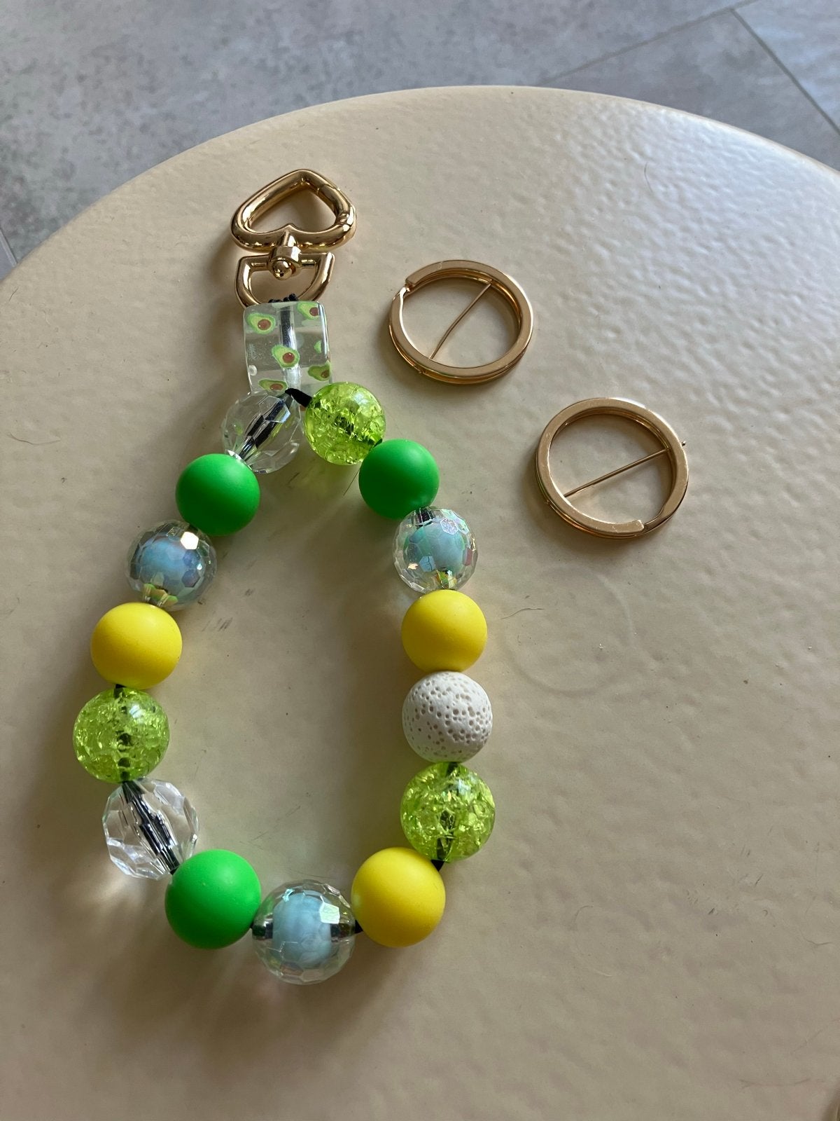 Kleurrijke kralen sleutelhanger met avocado detail, Ophalen of Verzenden, Nieuw