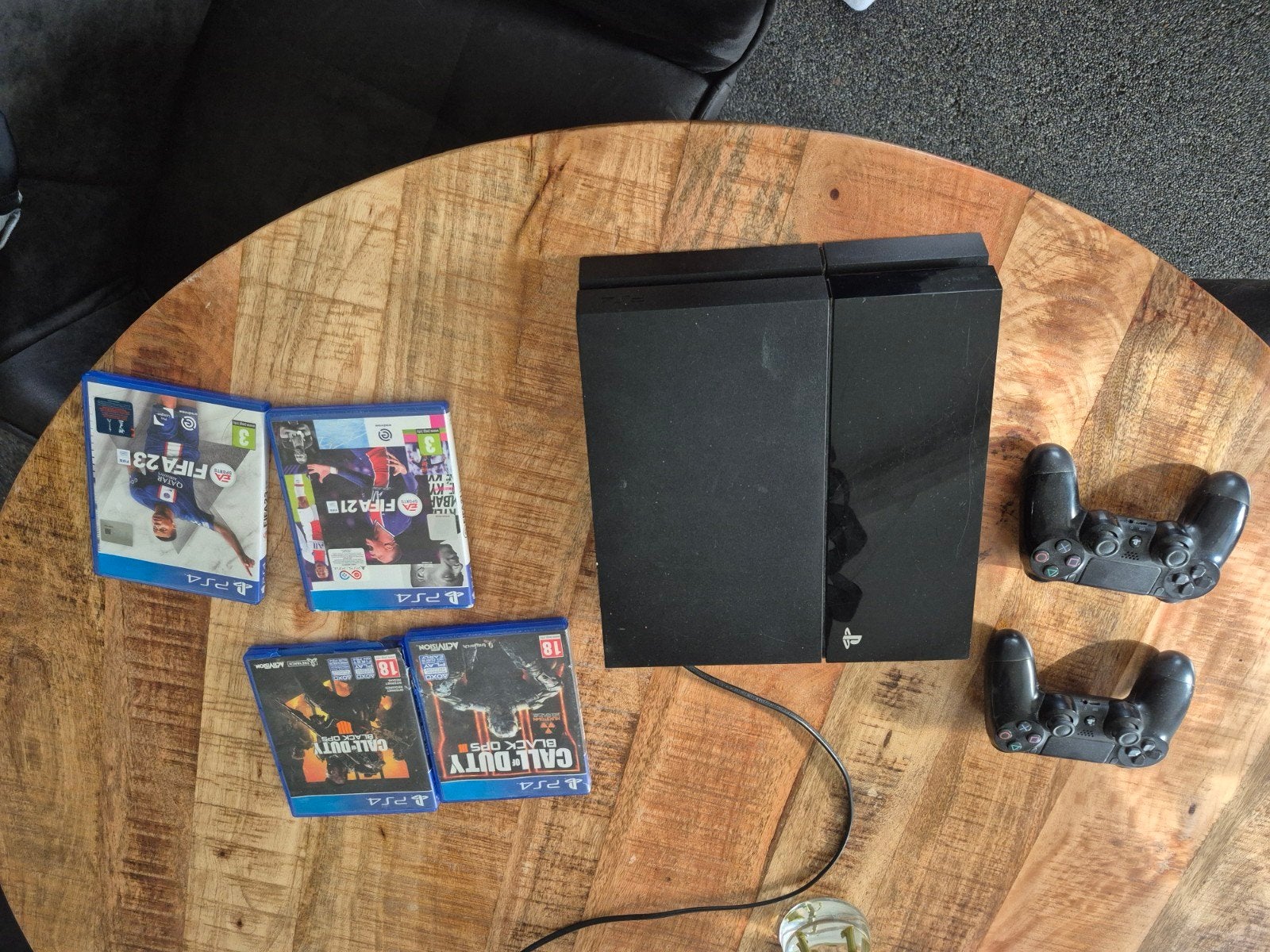PlayStation 4 met 2 controllers en 4 games, Ophalen, Gebruikt, Met 2 controllers, 1 TB