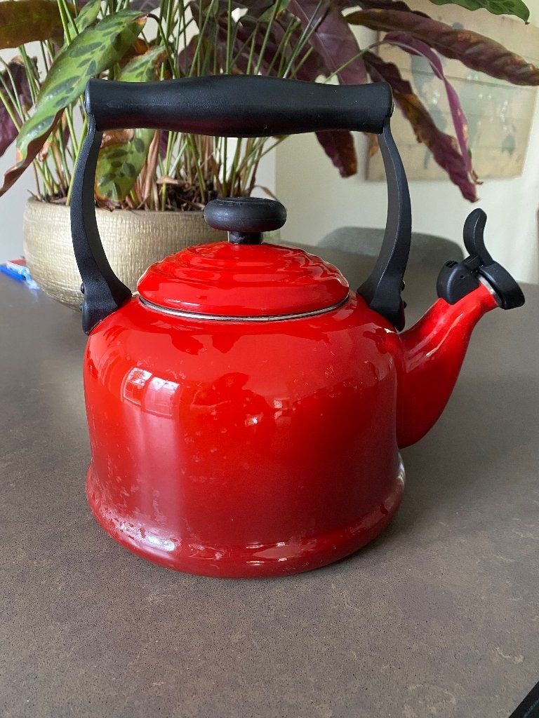 Le creuset fluitketel waterkoker kersen rood 2,1 liter, 2 liter of meer, Ophalen, Gebruikt