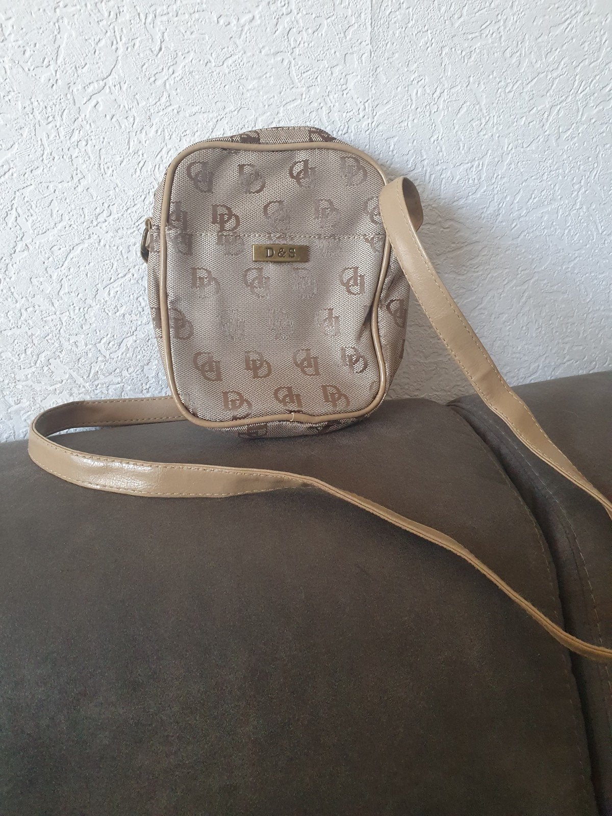 D&S Schoudertasje - Beige met logo print, Ophalen of Verzenden, Gebruikt, Beige, Schoudertasje