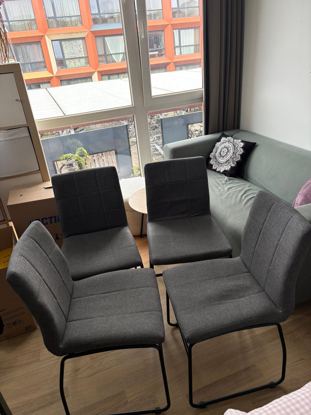Grijze eetstoelen van Jysk, Ophalen, Gebruikt, Vier, Stof