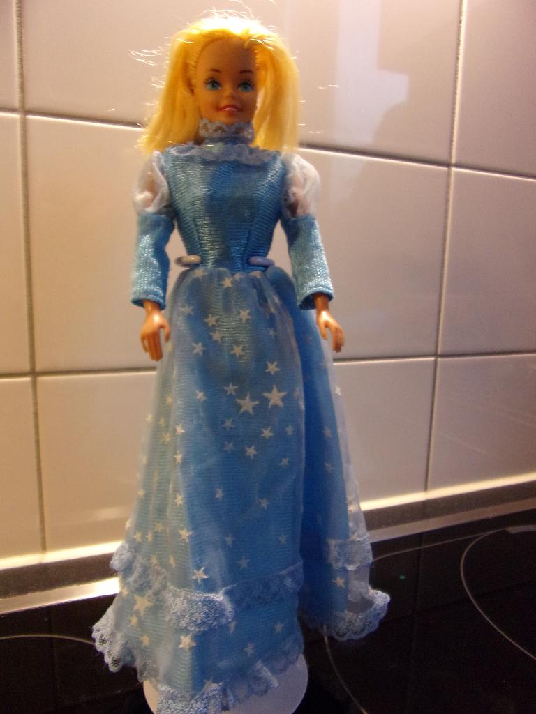 Barbie clone met mooie blauwe avondjurk+microfoon, Ophalen of Verzenden, Gebruikt, Fashion Doll