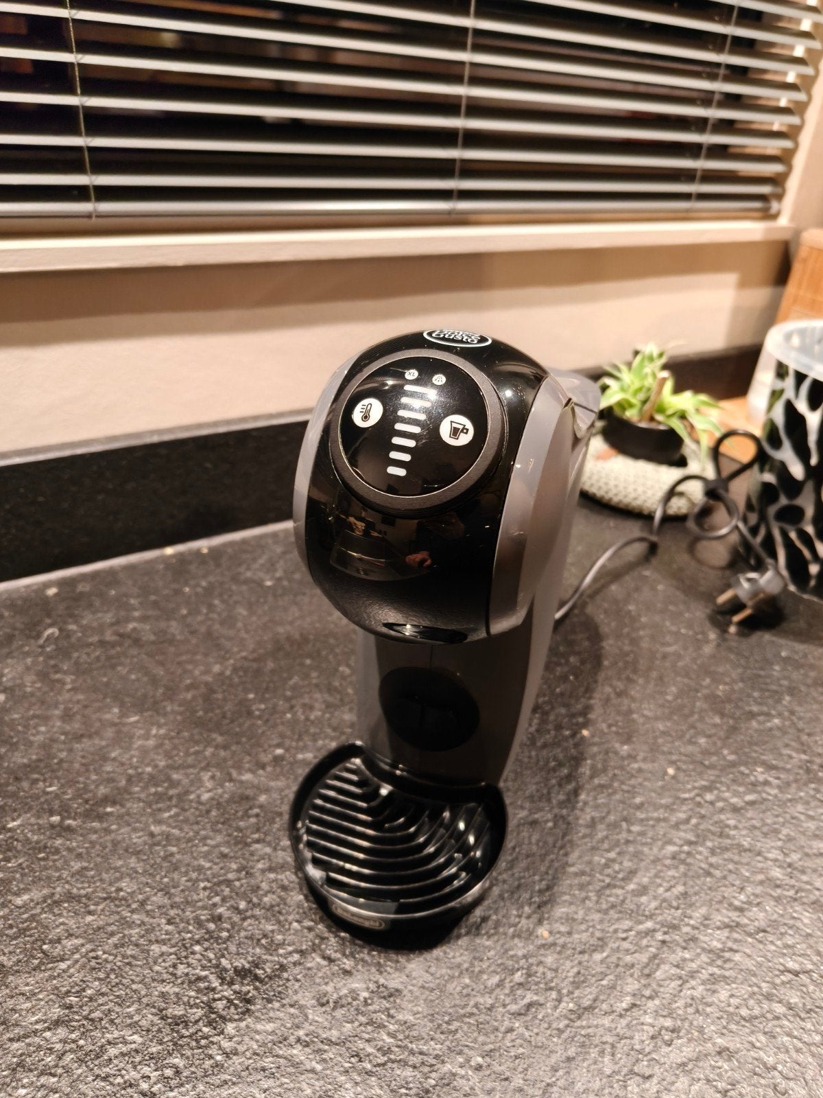 Dolce Gusto Genio S Grijs -  Koffiezetapparaat, Ophalen, Koffiemachine, Zo goed als nieuw, Koffiepads en cups
