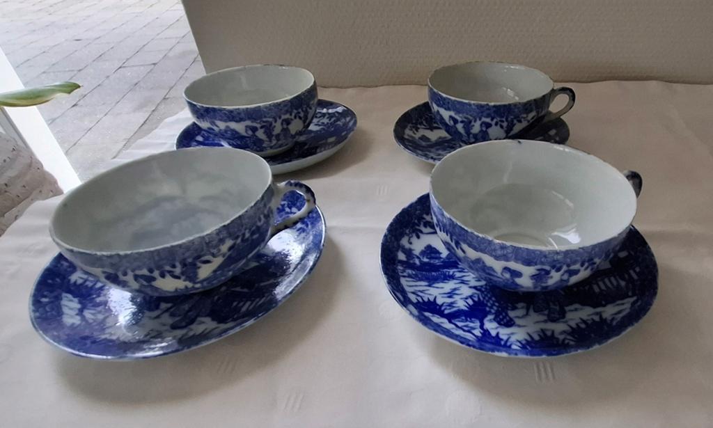 Vier Chinese kop en schotels van teer porselein, Antiek en Kunst, Antiek | Servies los, Ophalen of Verzenden