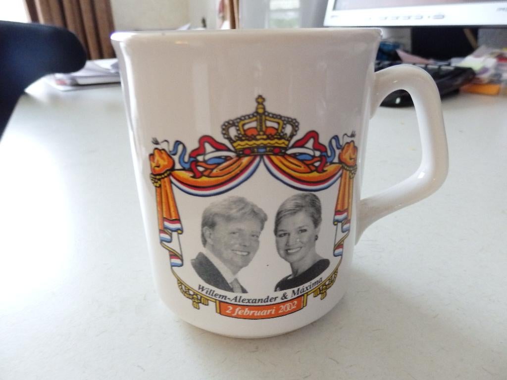 Beker Alexander & Maxima met kroontje, Verzamelen, Ophalen of Verzenden, Zo goed als nieuw, Nederland, Servies