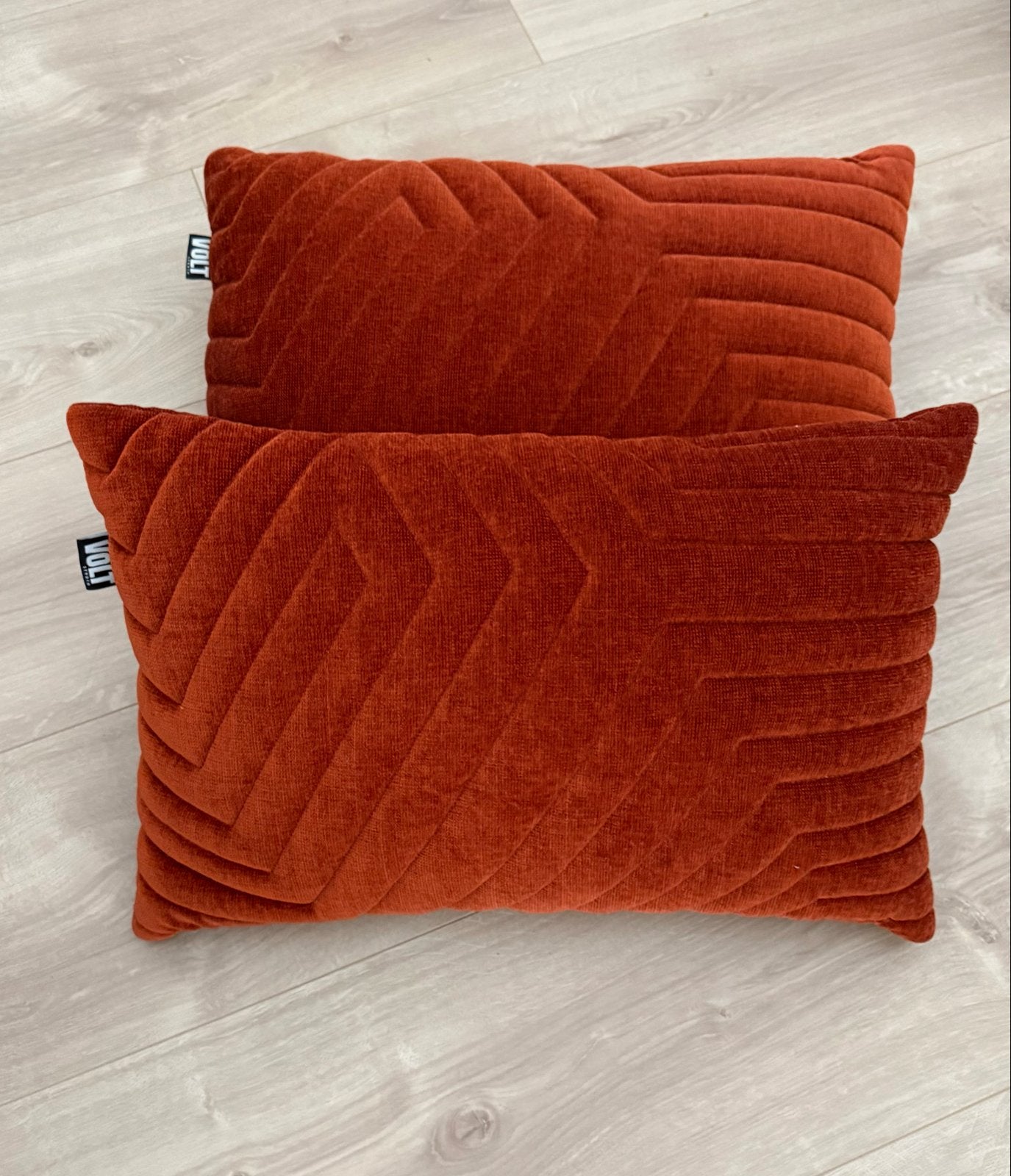 Set van 2 oranje sierkussens met patroon in één koop, Huis en Inrichting, Woonaccessoires | Kussens, Ophalen, Overige merken, Met print