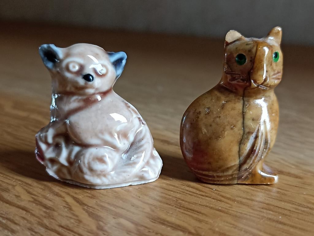 Twee schattige dierenbeeldjes: koala en kat 2of 3 cm groot, Ophalen of Verzenden, Zo goed als nieuw, Dier